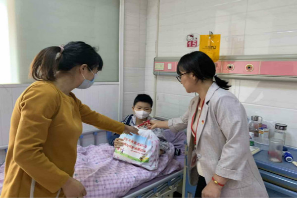 社區(qū)工作人員將愛心大禮包送給白血病兒童1_meitu_2.jpg
