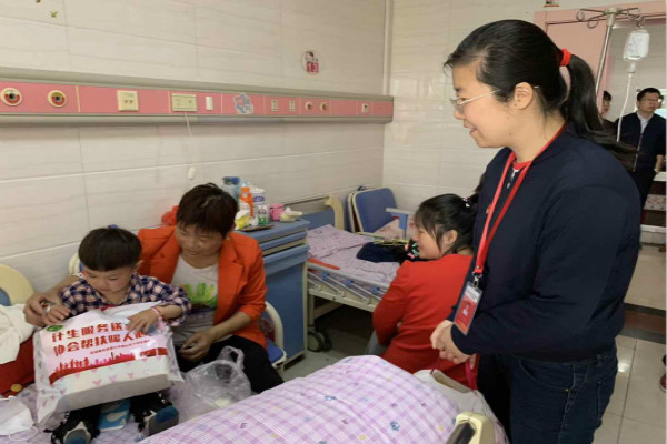 社區(qū)工作人員來到病房看望患病兒童_meitu_4.jpg