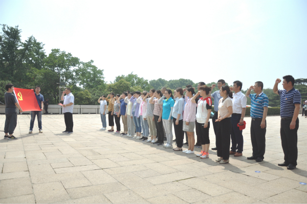 黨員同志們在雨花臺烈士陵園重溫入黨誓詞